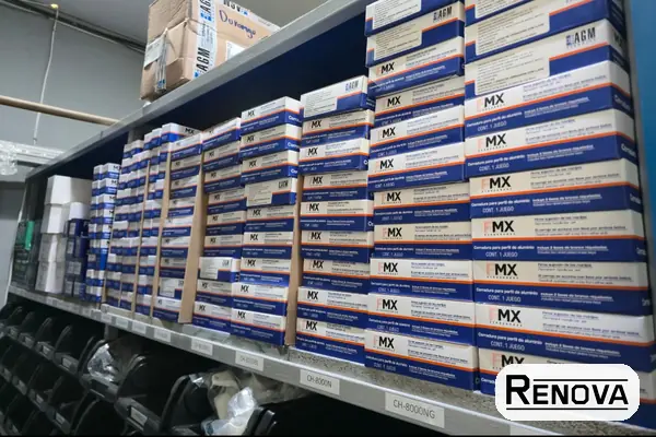 Anaqueles con cerraduras y herrajes en la tienda Renova