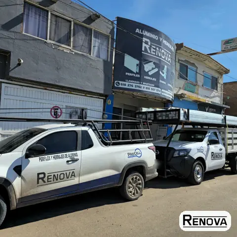 Fachada de Aluminios y Herrajes Renova en Blvd. Dolores del Río 803, Durango, con sus camionetas de reparto