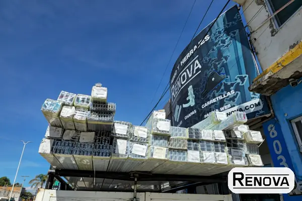 Perfiles de aluminio cargados frente a la tienda Renova